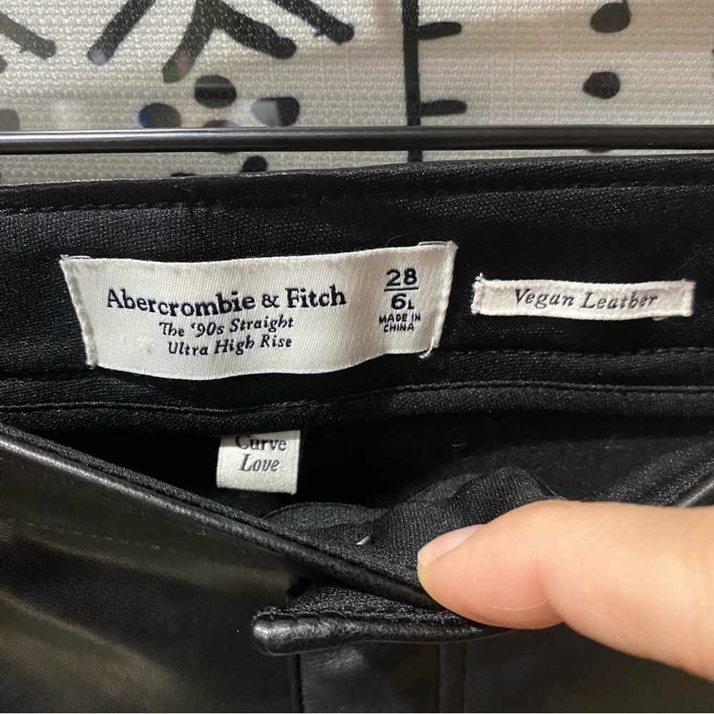 A&F The 90’s Straight Ultra HR Vegan Leather Pant - Picture 5 of 5